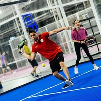 Bermain padel berpasangan, begini gaya Al Ghazali dan Alyssa Daguise saat bermain bersama. Setelah Al melamar Alyssa, keduanya memang terlihat makin nempel dan selalu bersama, termasuk ketika berolahraga, seperti di dalam foto. Foto: Instagram/@alghazali7/@elelrumi