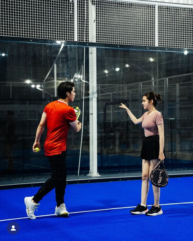 Pasangan baru El dan Syifa Hadju juga makin sering terlihat bersama. Sebelumnya Syifa bersama Alyssa Daguise juga sempat menonton Al dan El saat manggung di sebuah acara konser musik. Foto: Instagram/@alghazali7/@elelrumi