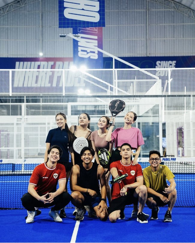 Kedua putra Maia Estianty, Al Ghazali dan El Rumj kembali mencuri atensi. Kakak beradik itu baru-baru ini terlihat olahraga bermain padel bersama. Keduanya juga kompak mengenakan pakaian berwarna merah. Foto: Instagram/@alghazali7/@elelrumi