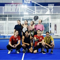 Kedua putra Maia Estianty, Al Ghazali dan El Rumj kembali mencuri atensi. Kakak beradik itu baru-baru ini terlihat olahraga bermain padel bersama. Keduanya juga kompak mengenakan pakaian berwarna merah. Foto: Instagram/@alghazali7/@elelrumi