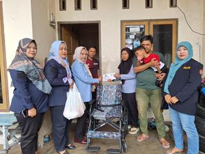 Andre Rosiade Beri Bantuan ke Anak Penjual Roti Pengidap Cerebral Palsy
