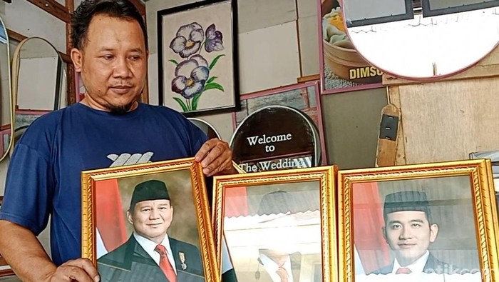 Anjas, penjual pigura di Kota Cirebon.