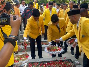 Bahlil Pimpin Ziarah-Tabur Bunga Jelang HUT Ke-60 Golkar di TMP Kalibata