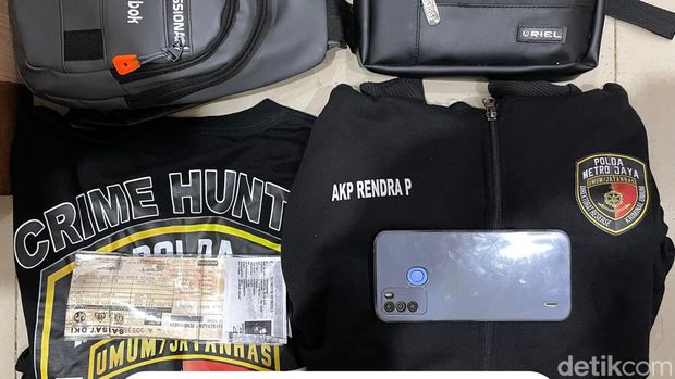 Barang bukti baju bertuliskan 'Jatanras' yang digunakan polisi gadungan untuk menipu ojol di Bekasi.