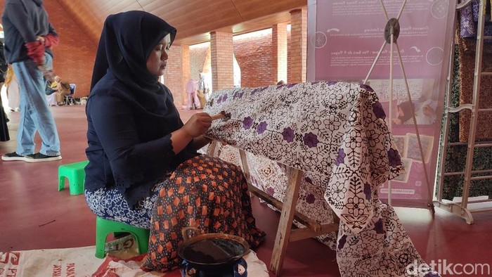 Batik Motif Kembang Bungur khas Desa Jalatrang, Kabupaten Ciamis.