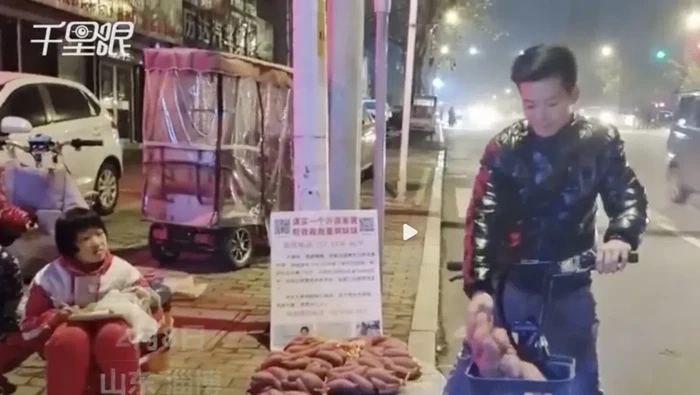 Begini 5 Aksi Bocah yang Mahir Jualan Seblak hingga Buah