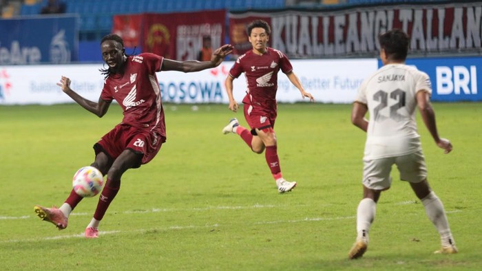Bomber PSM Makassar Tito Okello cetak gol ke gawang Madura United dalam laga Liga 1 2024/2025.