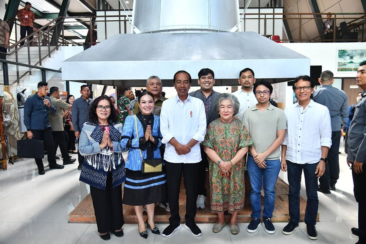 Katta qora mushuklar Oqituvchi meni onlayn porno tomosha qilishga undadi.