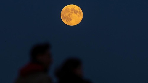 People watch the rising Supermoon, known as the Hunter’s moon, in Berlin, Germany, October 17, 2024. REUTERS/Lisi Niesner