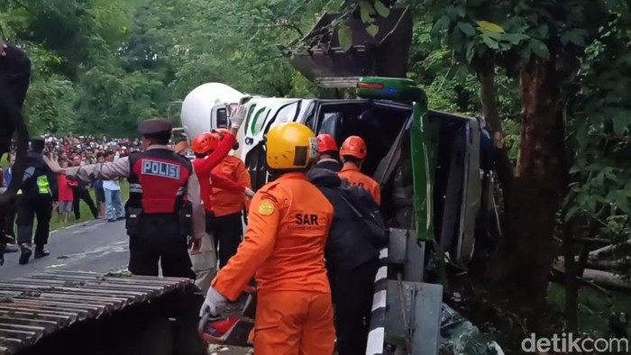 Bus pariwisata terguling di jalan raya Bojonglarang, Kecamatan Kajen, Kabupaten Pekalongan, Sabtu (19/10/2024) sekitar pukul 16.30 WIB.