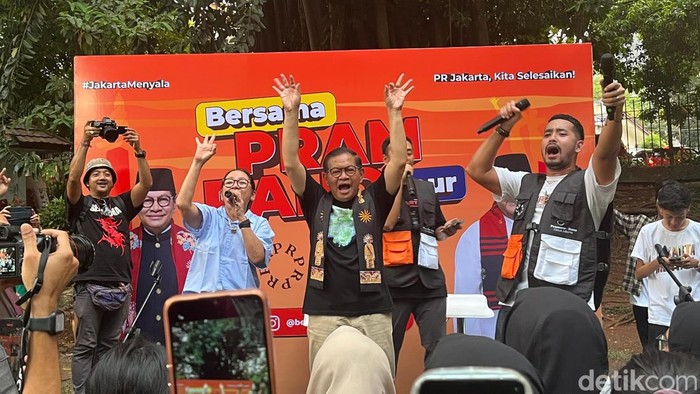 Calon Gubernur DKI Jakarta nomor urut 3 Pramono Anung kampanye di Jaksel. Kampanye turut dihadiri dedengkot Jakmania, suporter klub sepakbola Persija Jakarta. (Rumondang N/detikcom)