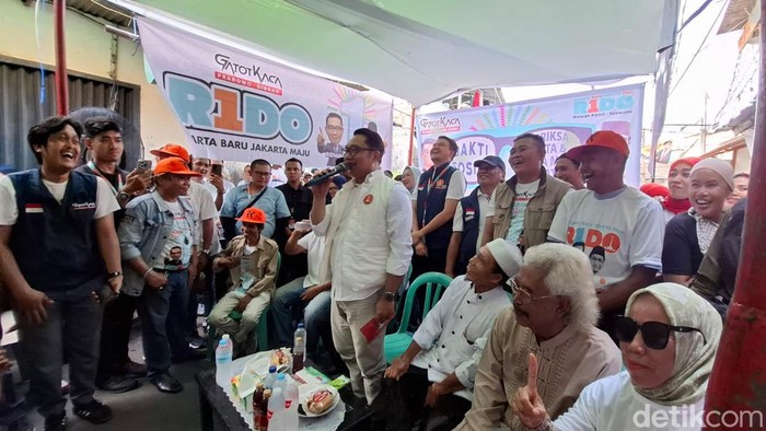 Calon Gubernur nomor urut 1 Ridwan Kamil (RK) menemui warga di kawasan Penjaringan, Jakarta Utara (Belia/detikcom).