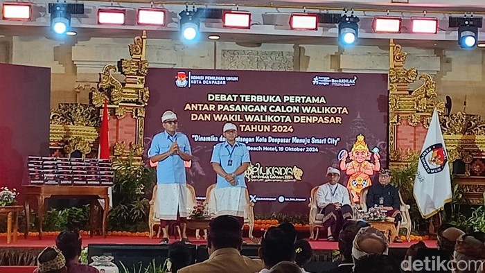 Calon wali kota Denpasar nomor urut 1 Gede Ngurah Ambara Putra saat menyampaikan visi misi Debat Terbuka Pertama Antar Pasangan Calon Wali Kota dan Wakil Wali Kota Denpasar 2024, Sabtu (19/10/2024). (Aryo Mahendro)