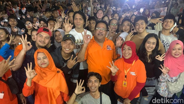 Cawagub Jakarta nomor urut 3, Rano Karno mengunjungi warga dan gen Z di Taman Bhinneka, Kemayoran, Jakarta Pusat (Mulia/detikcom).