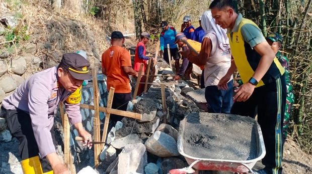 Cegah banjir, petugas bantu bersih-bersih lingkungan