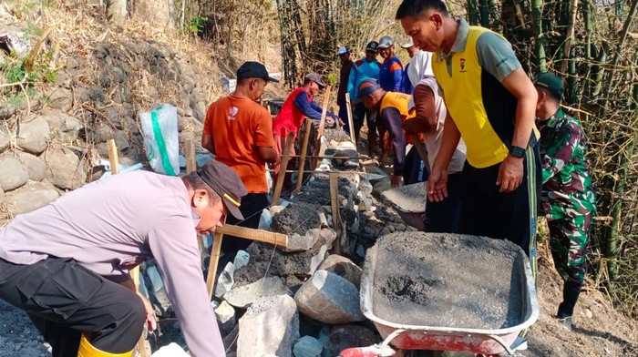 Cegah banjir, petugas bantu bersih-bersih lingkungan