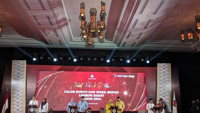 Empat Paslon Pilbup Lombok Barat ikuti sesi debat perdana Pilbup 2024 Kabupaten Lombok Barat, Sabtu (19/10/2024). Foto: (Ahmad Viqi/detikBali).