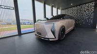 Mobil konsep Exeed Exlantix E08. Informasinya masih tertutup rapat, termasuk interior mobil tersebut hanya boleh diintip dari luar. Foto: Ridwan Arifin