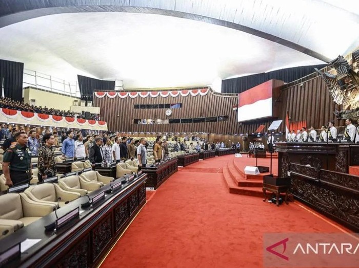 Gibran Rakabuming Raka didampingi Letkol Inf Devy Kristiono saat gladi bersih pelantik presiden dan wakil presiden (dok.Antara)