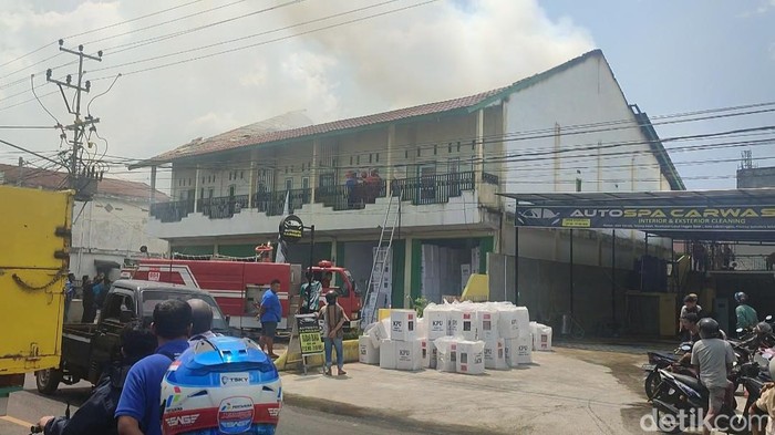 Gudang logistik KPU Lubuklinggau terbakar.