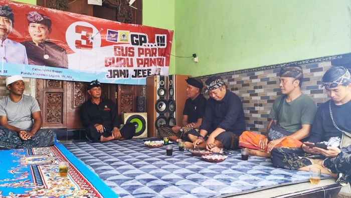 Gus Par-Pandu saat melaksanakan simakrama atau pertemuan dengan masyarakat yang ada di perbatasan (dok. Relawan Gus Par-Pandu)