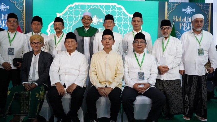 Ketua Umum PBNU, Gus Yahya (kanan bawah) bersama presiden dan wakil presiden terpilih, Prabowo Subianto (kedua dari kiri) dan Gibran Rakabuming Raka (tengah).