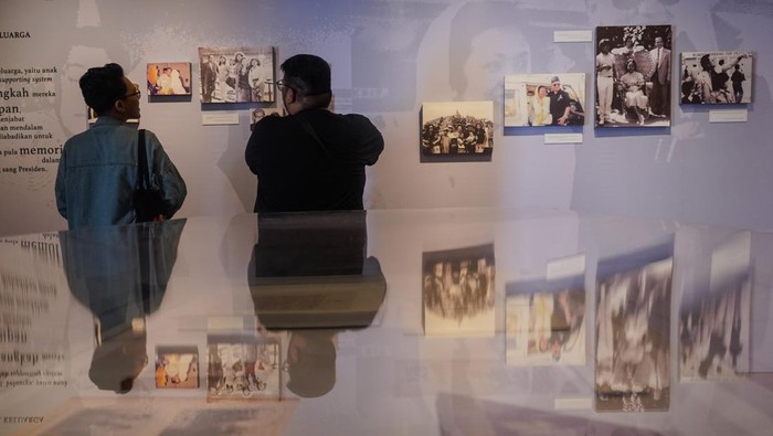 Pengunjung melihat pameran Museum Keliling Koleksi Kepresidenan di Benteng Fort Roterdam, Makassar, Sulawesi Selatan, Sabtu (19/10/2024). Museum Keliling Koleksi Kepresidenan yang digelar hingga 31 Oktober 2024 tersebut mengangkat Pakkamase (Kasih sayang) dengan menampilkan visualisasi humanis dari ke enam mantan Presiden RI yang bisa menjadi inspirasi untuk masyarakat. ANTARA FOTO/Hasrul Said/YU