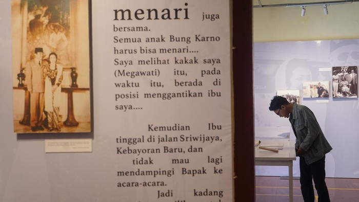 Pengunjung melihat pameran Museum Keliling Koleksi Kepresidenan di Benteng Fort Roterdam, Makassar, Sulawesi Selatan, Sabtu (19/10/2024). Museum Keliling Koleksi Kepresidenan yang digelar hingga 31 Oktober 2024 tersebut mengangkat Pakkamase (Kasih sayang) dengan menampilkan visualisasi humanis dari ke enam mantan Presiden RI yang bisa menjadi inspirasi untuk masyarakat. ANTARA FOTO/Hasrul Said/YU