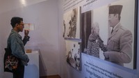 Pengunjung melihat pameran Museum Keliling Koleksi Kepresidenan di Benteng Fort Roterdam, Makassar, Sulawesi Selatan.