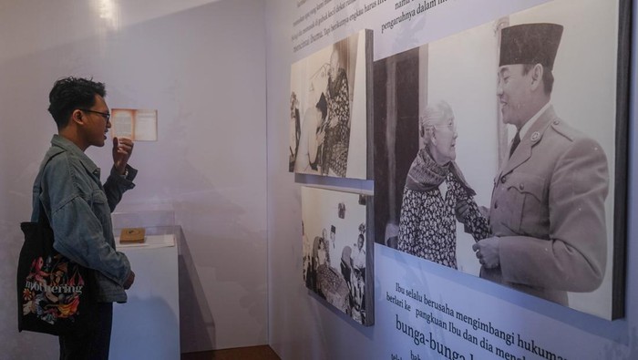 Intip Museum Keliling Koleksi Kepresidenan RI di Makassar Pengunjung melihat pameran Museum Keliling Koleksi Kepresidenan di Benteng Fort Roterdam, Makassar, Sulawesi Selatan, Sabtu (19/10/2024). Museum Keliling Koleksi Kepresidenan yang digelar hingga 31 Oktober 2024 tersebut mengangkat Pakkamase (Kasih sayang) dengan menampilkan visualisasi humanis dari ke enam mantan Presiden RI yang bisa menjadi inspirasi untuk masyarakat. ANTARA FOTO/Hasrul Said/YU