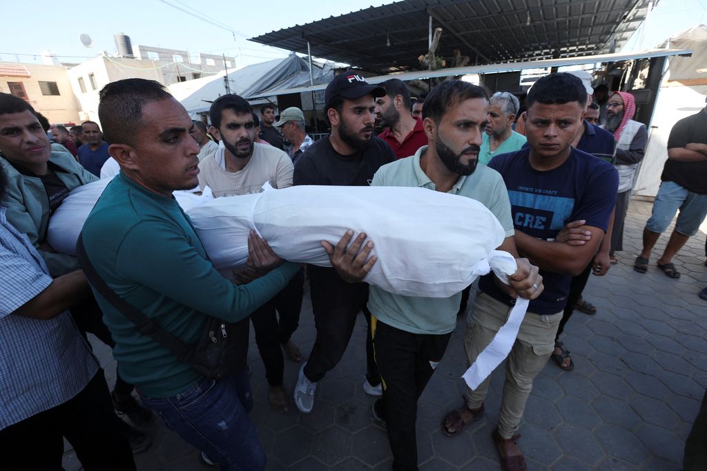 Israel menyerang kamp pengungsi Jabalia di Gaza Utara, Palestina. Serangan itu menewaskan 33 orang warga sipil. (REUTERS/Ramadan Abed)