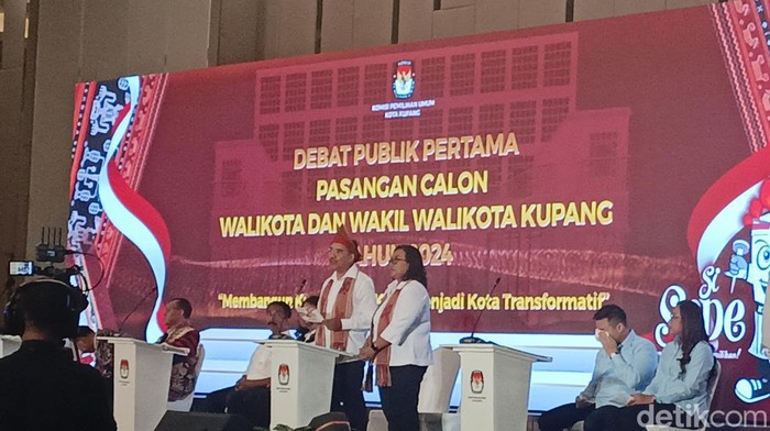 Jefri Riwu Kore dan Adinda Dua Nurak dalam debat Pilwalkot Kupang, Sabtu (19/10/2024). (Simon Selly)