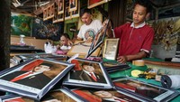 Menurut perajin, permintaan pigura Presiden dan Wakil Presiden terpilih masa bakti 2024-2029 meningkat dalam seminggu terakhir.
