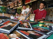 Jelang Pelantikan Presiden, Penjualan Pigura Prabowo-Gibran di Solo Meningkat