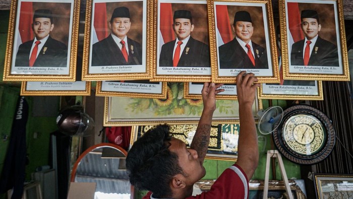 Perajin menyelesaikan pembuatan pigura foto Presiden dan Wakil Presiden terpilih Prabowo Subianto dan Gibran Rakabuming Raka di Sriwedari, Solo, Jawa Tengah, Jumat (18/10/2024). Menurut perajin permintaan pigura pigura Presiden dan Wakil Presiden terpilih masa bakti 2024-2029 meningkat dalam seminggu terakhir, dalam sehari perajin dapat menjual rata-rata 30 pasang yang dijual dengan harga Rp60 ribu hingga Rp120 ribu per pasang tergantung ukuran. ANTARA FOTO/Mohammad Ayudha/rwa.