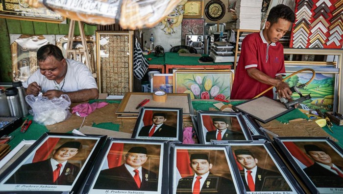 Jelang Pelantikan Presiden, Penjualan Pigura Prabowo-Gibran di Solo Meningkat Perajin menyelesaikan pembuatan pigura foto Presiden dan Wakil Presiden terpilih Prabowo Subianto dan Gibran Rakabuming Raka di Sriwedari, Solo, Jawa Tengah, Jumat (18/10/2024). Menurut perajin permintaan pigura pigura Presiden dan Wakil Presiden terpilih masa bakti 2024-2029 meningkat dalam seminggu terakhir, dalam sehari perajin dapat menjual rata-rata 30 pasang yang dijual dengan harga Rp60 ribu hingga Rp120 ribu per pasang tergantung ukuran. ANTARA FOTO/Mohammad Ayudha/rwa.
