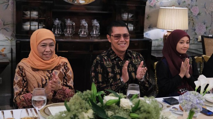 Juru bicara TPP Khofifah-Emil, Hendy Setiono bersama Khofifah Indar Parawansa.