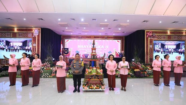 Kapolri Jenderal Listyo Sigit Prabowo membuka peringatan Hari Kesatuan Gerak Bhayangkari (HKBG) ke-72. Menurutnya, Bhayangkari berperan penting mendukung Polri. (dok Polri)