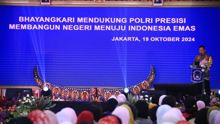Kapolri Jenderal Listyo Sigit Prabowo membuka peringatan Hari Kesatuan Gerak Bhayangkari (HKBG) ke-72. Menurutnya, Bhayangkari berperan penting mendukung Polri. (dok Polri)