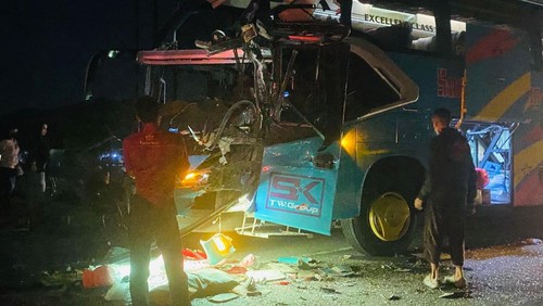 Kecelakaan bus Surya Kencana dengan bus Dunia Mas di Desa Lape, Kecamatan Lape, Kabupaten Sumbawa, NTB, Sabtu (19/10/2024) dini hari. (Foto: Istimewa)
