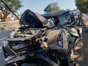 Kecelakaan Toyota Calya Vs Truk Kontainer di Tol Makassar, 1 Orang Luka