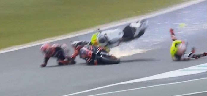 Kecelakaan horor Marco Bezzecchi dan Maverick Vinales.