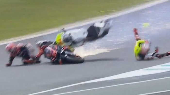 Kecelakaan horor Marco Bezzecchi dan Maverick Vinales.