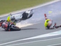 Video Detik-detik Bezzecchi Seruduk Vinales di Sprint Race MotoGP Australia