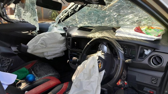 Kerusakan parah pada Toyota Calya usai terlibat kecelakaan dengan truk kontainer di Jalan Tol Reformasi, Makassar. Dokumen Istimewa