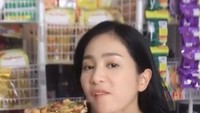 Pizza jadi salah satu makanan yang membuat Bunga gagal diet. Kontennya yang satu ini menghibur banyak orang. Foto: Instagram @bungazainal05