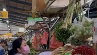 Tak gengsi turun langsung untuk belanja ke pasar, begini keseruan Bunga saat belanja sayuran untuk bahan masak. Foto: Instagram @bungazainal05