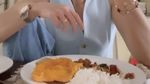 Keseruan Bunga Zainal Makan Nasi Rames hingga Ngemil Pizza
