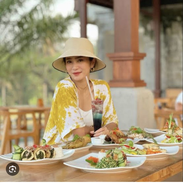 Keseruan Bunga Zainal Makan Nasi Rames hingga Ngemil Pizza