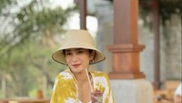 Terakhir ini pose cantik Bunga saat makan di salah satu restoran dengan aneka menu makanan yang beragam.  Foto: Instagram @bungazainal05